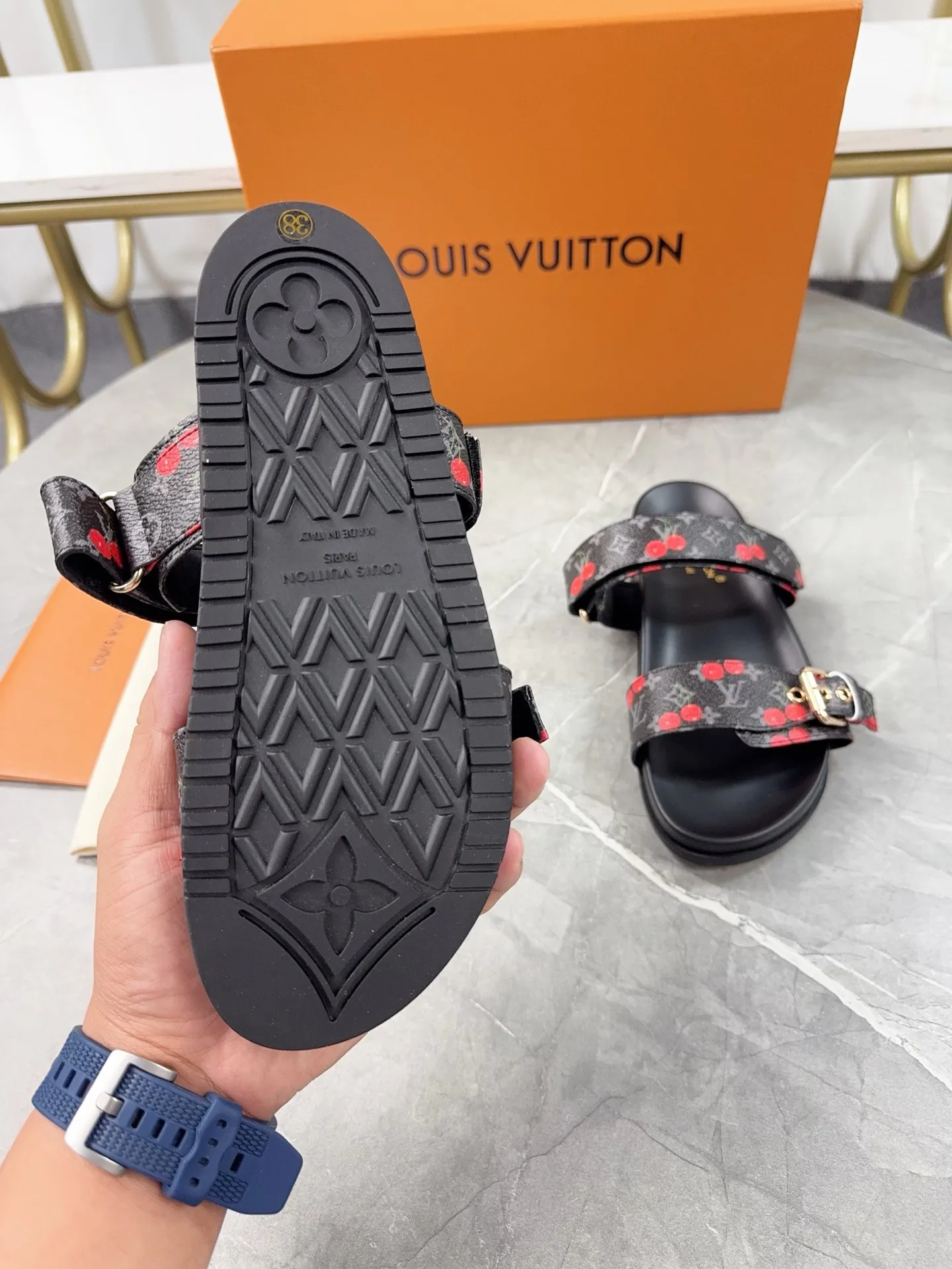 👟👟Ex-factory price 400👟👟 LV2025 spring and summer new slippers🌟The belt buckle is adjustable and elastic design, full of beach style, original molded LV metal logo decoration, fashionable and beautiful, super versatile🤳🏻Cow leather upper/custom imported jacquard fabric/original old flower leather material, water-dyed sheepskin lining (water platform + rubber sole) three-layer combination outsole 🔶Size: Female 35-43 Male: 38-46